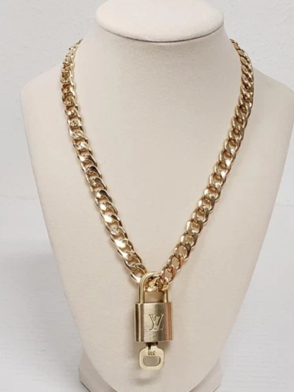 Gold-Plated Necklace with Authentic Louis Vuitton Padlock - Picture 5 of 8